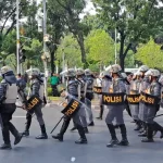 Demo UMP di Balai Kota DKI ricuh, polisi meminta massa segera bubar