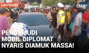 VIDEO: Empat orang tertabrak di Jakarta Utara, pengemudi mobil Diplomat nyaris terlindas massa