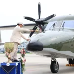 Menteri Pertahanan Prabowo menyerahkan 5 pesawat buatan Indonesia kepada TNI AU